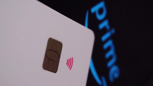 スマートフォン画面のアマゾンプライムロゴ横のクレジットカード — ストック動画