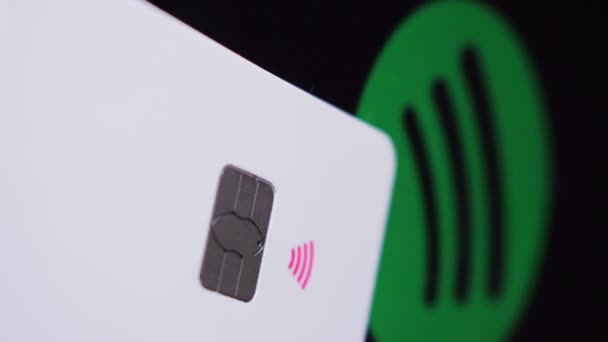 信用卡旁边的智能手机屏幕上的商标 — 图库视频影像
