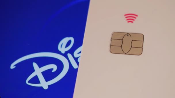 智能手机屏幕上迪斯尼标志旁边的信用卡 — 图库视频影像