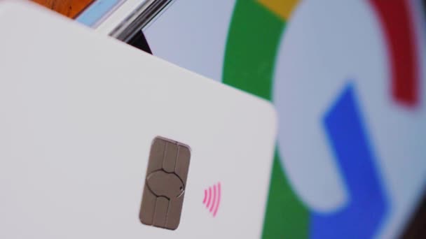 智能手机屏幕上谷歌标志旁边的信用卡 — 图库视频影像