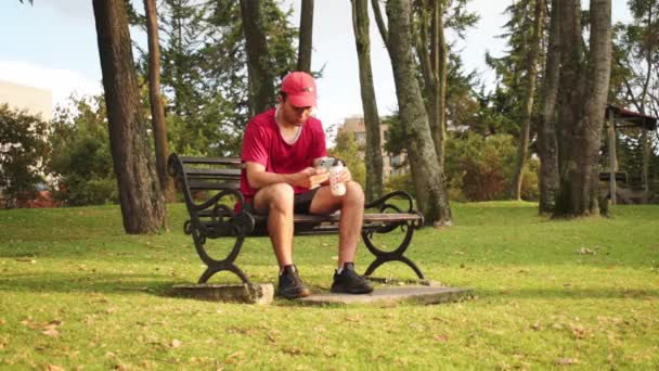 Homme Portant Bouchon Rouge Eau Potable Bouteille Dans Banc Parc — Video