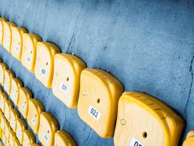 Öğleden sonra stadyumun soyut boş sarı koltukları