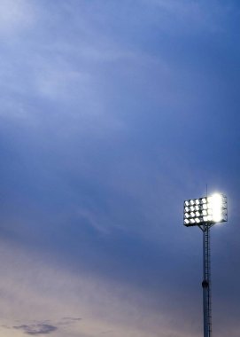 Gün batımında stadyum ışıkları fotokopi alanıyla yanıyor 