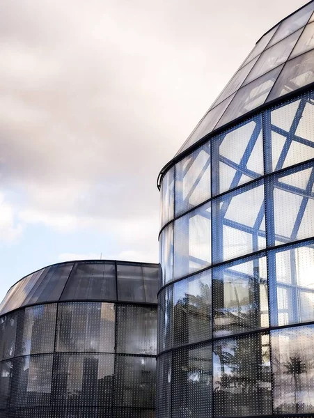 Bulutlu bir günde cam yapı