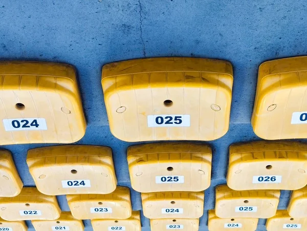 Öğleden sonra stadyumun soyut boş sarı koltukları