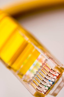 Beyaz arkaplandaki sarı kabloyu kapat 