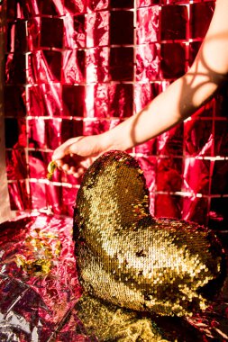 Kırmızı arka planda altın sarısından şeker alan adam