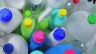 Üst manzara mavi arka planda sıvı sabun şişeleri alıyor.