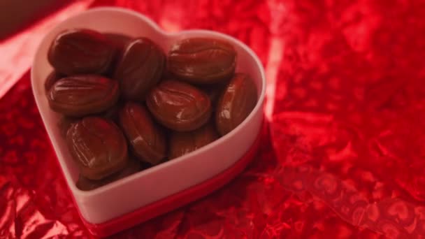 Hombre Tomando Caramelos Corazón Forma Olla Sobre Fondo Rojo — Vídeos de Stock