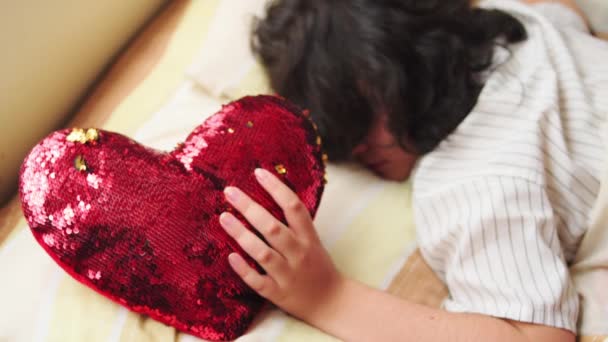 Kobieta Leżąca Łóżku Czerwoną Poduszką Serce — Wideo stockowe