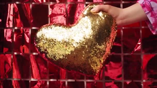 Kvinne Iført Rosa Kluter Med Hjerter Holder Gylden Hjertepute – stockvideo