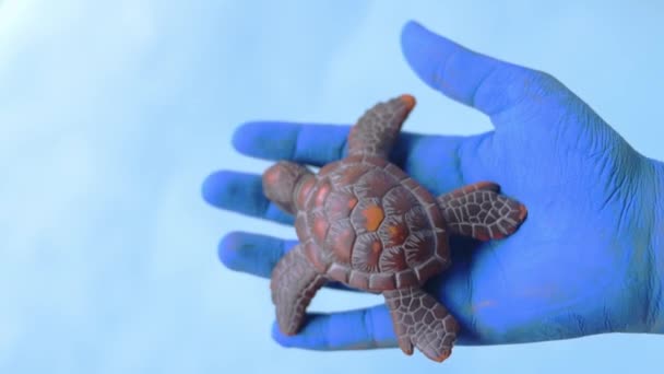 Modré Natřené Ruce Opouštějící Mořské Želvy Modrém Pozadí Kopírovacím Prostorem — Stock video