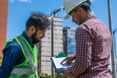 İnşaat işçileri güneşli bir günde inşaat alanında