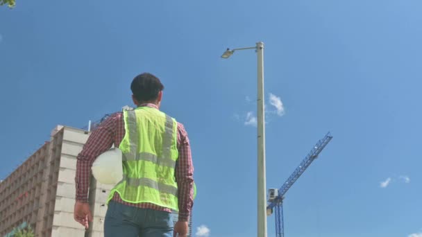 Robotnik Budowlany Placu Budowy Zakładający Hełm Słoneczny Dzień — Wideo stockowe