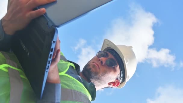 Vidéo Verticale Travailleur Construction Sur Place Regardant Ordinateur Portable Dans — Video