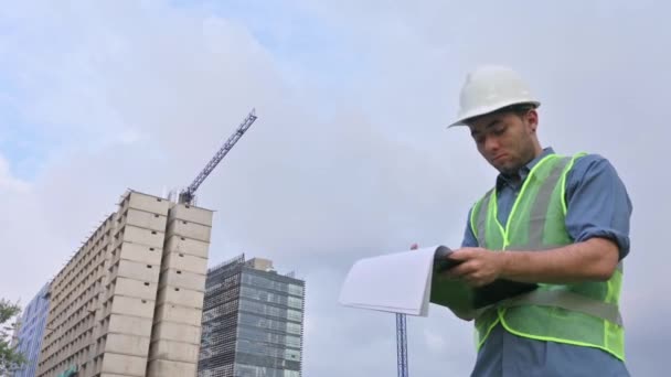 Obrero Construcción Latino Busca Documentos Obra Día Soleado — Vídeos de Stock