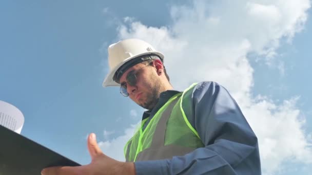 ラテン語の建設労働者 晴れた日の建設現場で文書を見ている男 — ストック動画