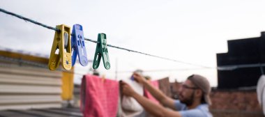 Güneşli bir günde gün batımında terasa giysiler asmak. 