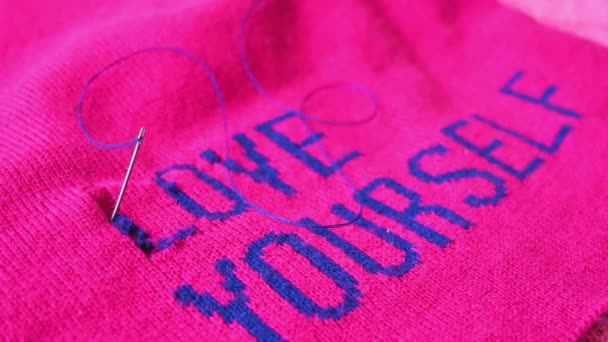 Χέρι Λαμβάνοντας Μια Βελόνα Ροζ Καπάκι Μήνυμα Αυτο Αγάπη — Αρχείο Βίντεο