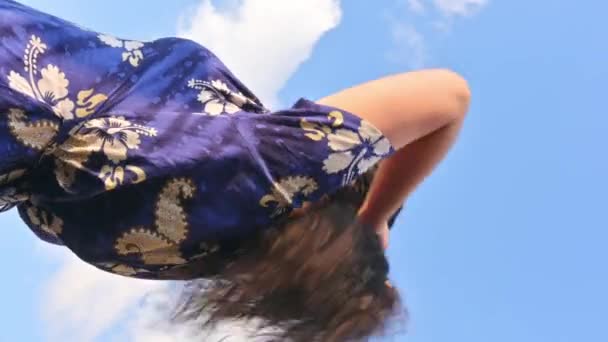 Vídeo Vertical Garota Encaracolada Fazendo Pão Seu Cabelo Dia Ensolarado — Vídeo de Stock