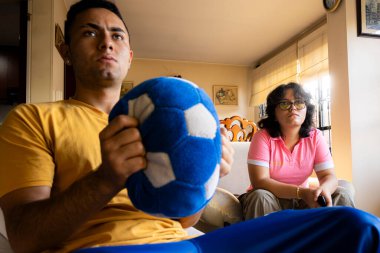 Kardeşler TV 'de futbol maçı yapıyorlar.