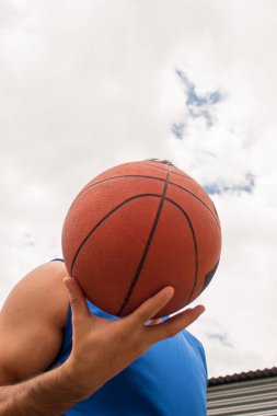 Yazın mahkemede basketbol antrenmanının düşük açısı 