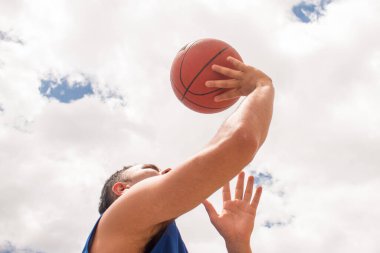 Yazın mahkemede basketbol antrenmanının düşük açısı 