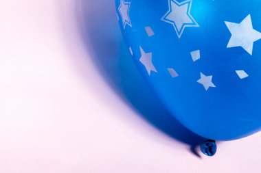 Partiden sonra pembe arka planda mavi balonu kapat