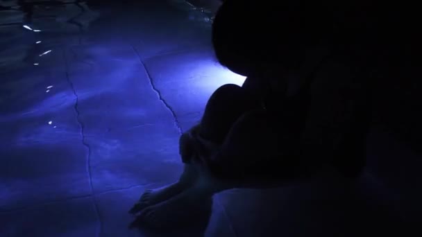 Donna Triste Seduta Piscina Subacquea Illuminata Luce Blu Notte — Video Stock