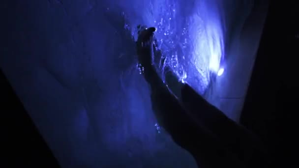 Geceleri Mavi Işıkla Aydınlatılan Altında Bacaklarını Hareket Ettiren Kadının Dikey — Stok video
