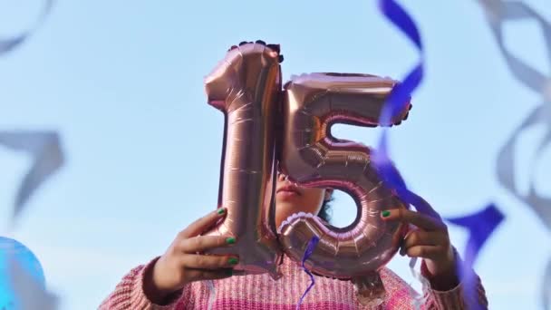 Gadis Memegang Tahun Balon Pesta Luar Ruangan Dengan Langit Biru — Stok Video