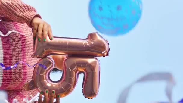 バックグラウンドで青空と屋外でパーティーで15年風船を保持する少女の垂直ビデオ — ストック動画