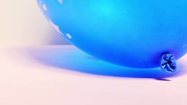Gros Plan Ballon Fête Bleu Déplaçant Sur Fond Rose Après — Video