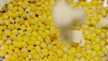 Kızartma tavasında patlamış mısırın yavaş hareketi 