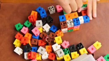 İnsan elinin zaman aşımı görünümü tablo üzerindeki renkli küplerle yapıyı oluşturur