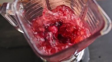 Kara dutları cam blender ile harmanlamak, yavaş çekim 