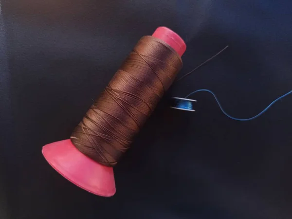 Rollo de hilo marrn 
