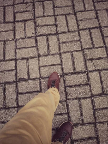 Ayakları yere basan adam, yakın plan.