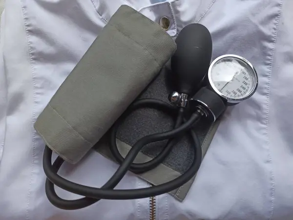 Tensiometro sobre ropa de medico renk blanco 