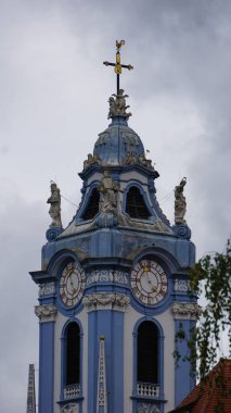 Avusturya 'nın Wachau vadisinde ikonik mavi kulesi olan Durnstein küçük köyü.