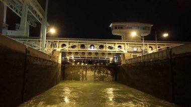 Geceleri nehirdeki su odası kapısı.