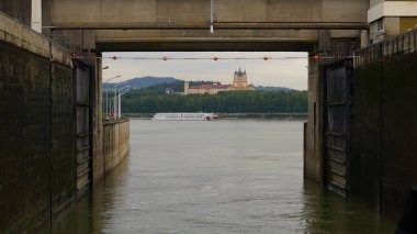 Avusturya 'nın Melk kentindeki Tuna Nehri üzerindeki su odasının kapısı.