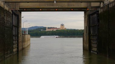 Avusturya 'nın Melk kentindeki Tuna Nehri üzerindeki su odasının kapısı.