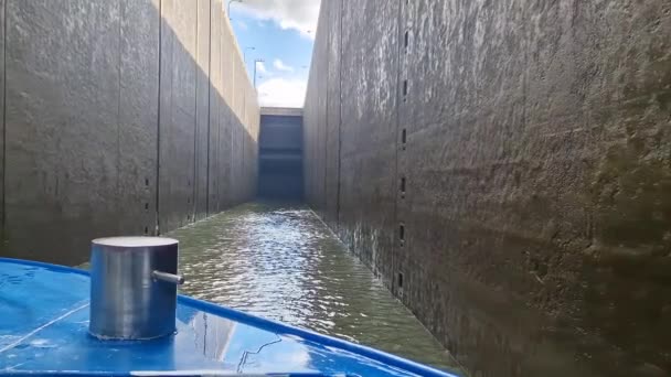 Loď Pluje Vysoké Vodní Komory Dunaji Chanell — Stock video