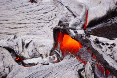 Hawaii 'deki eski lav tarlasında yeni lavlar akıyor. 