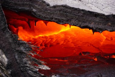 Büyük ada, Kilauea volkanı, Hawaii 'deki eski lav tarlasında aktif lav akışı var.