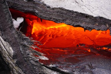 Büyük ada, Kilauea volkanı, Hawaii 'deki eski lav tarlasında aktif lav akışı var.