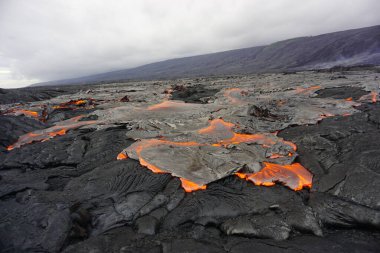 Hawaii 'deki kilauea yanardağı patlamasından sonra eski lav tarlasının üzerinden aktif yeni lav akışı meydana gelir. 