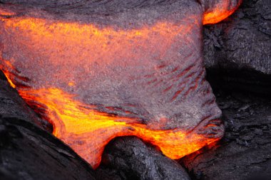 Hawaii 'deki Kilauea yanardağının patlamasından sonra eski lav tarlasının üzerinden aktif lav akar.