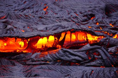 Aktif lav eski lav alanının üzerinden akıyor. 